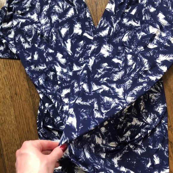 3/$10 Elegant Navy White Hawaiian Leaf Print V-Neck Stretch Draping Maxi Dress - Picture 5 of 7